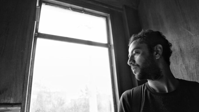 Person am Fenster im weichen Gegenlicht